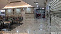 Ditemui di lantai berbeda, pemilik toko Hp bernama Agung mengatakan kalau toko-toko yang posisinya dekat eskalator atau di depan harga normal sewanya Rp 90 juta Rp 100 juta/tahun.