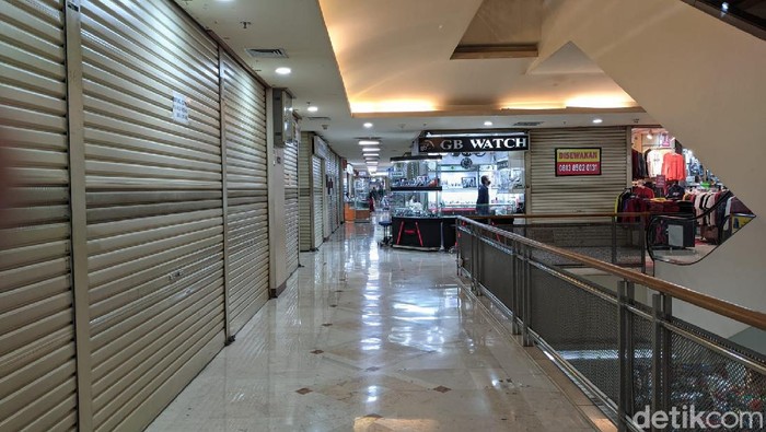 Pandemi yang masih bergulir masih terus berdampak pada dunia usaha. Seperti pengusaha di ITC Kuningan, Jakarta Selatan, mereka ramai-ramai tutup kiosnya karena tak mampu lagi mempertahankan usahanya.
