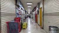 Meskipun begitu, masih ada beberapa kios yang buka. Kalau di lantai semi dasar sendiri jarang ada pengujung yang hendak membeli kain atau mau menjahit.