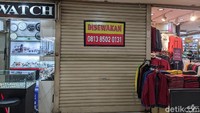 Kemudian di lantai-lantai berikutnya. Toko toko juga terpantau sepi pembeli, atau pun pengujung yang melihat-lihat.