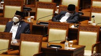 Tampak banyak bangku yang kosong dalam rapat paripurna ini.