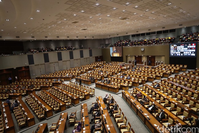 DPR menggelar rapat paripurna hari ini. Di masa pandemi ini, rapat dihadiri 58 anggota. Sementara 198 hadir virtual dan yang izin 64 anggota.