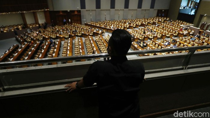 DPR menggelar rapat paripurna hari ini. Di masa pandemi ini, rapat dihadiri 58 anggota. Sementara 198 hadir virtual dan yang izin 64 anggota.