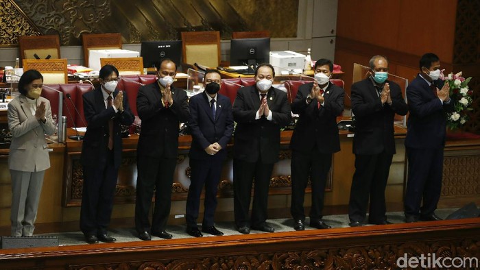 Sepinya Rapat Paripurna DPR DPR menggelar rapat paripurna hari ini. Di masa pandemi ini, rapat dihadiri 58 anggota. Sementara 198 hadir virtual dan yang izin 64 anggota.
