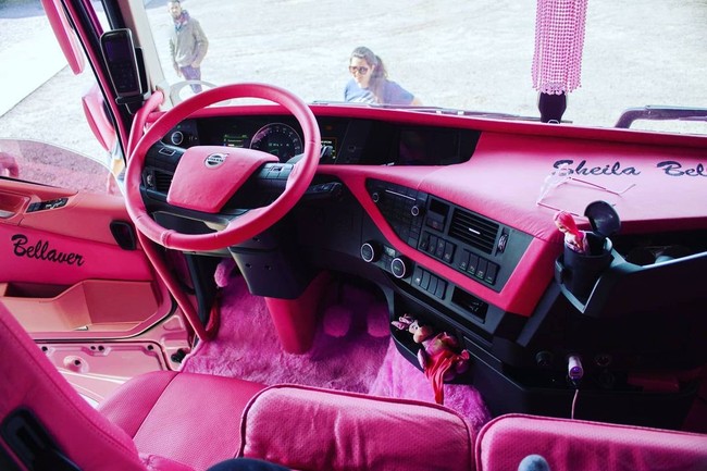 Diakui wanita 38 tahun itu jika truknya memang sebuah strategi marketing sekaligu menjadi simbol wanita di dunia maskulin. Dalam truk itu sendiri, ada berbagai macam hal mulai dari TV, kulkas, hingga dapur. Foto: Instagram @sheila_bellaver_sb