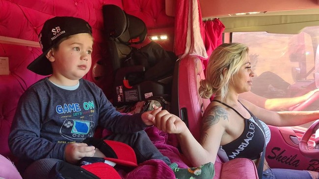 Punya banyak fans di medsos, Sheila pun jadi selebgram. Dikatakan jika penghasilannya sekarang lebih banyak datang dari Instagram dan YouTube dibanding mengantar sayuran. Meski begitu, kehadirannya di internet membuat hari-harinya semakin sibuk. Foto: Instagram @sheila_bellaver_sb