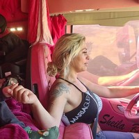 Punya banyak fans di medsos, Sheila pun jadi selebgram. Dikatakan jika penghasilannya sekarang lebih banyak datang dari Instagram dan YouTube dibanding mengantar sayuran. Meski begitu, kehadirannya di internet membuat hari-harinya semakin sibuk. Foto: Instagram @sheila_bellaver_sb