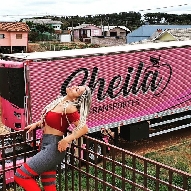 Aku tidak tidur. Orang-orang yang mengantar buah dan sayur hanya tidur ketika sudah tiba. Aku sudah 11 tahun hanya tidur dua malam seminggu dan lihatlah, tubuhmu terbiasa, tuturnya. Foto: Instagram @sheila_bellaver_sb