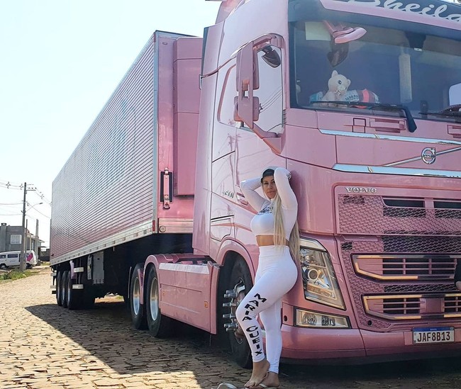 Seorang wanita bernama Sheila Rose Marchiori punya dua juta follower di Instagram. Ia mencuri perhatian netizen dengan profesi yang tidak biasa ditambah penampilan yang seksi. Foto: Instagram @sheila_bellaver_sb