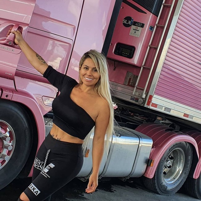 Selain penampilan cantik dan seksi, Sheila juga mencuri perhatian karena kendaraannya yakni Scania berwarna pink. Di Instagram, ia sering mengunggah OOTD bersama truk yang menampilkan gaya seksi dan glamour. Foto: Instagram @sheila_bellaver_sb