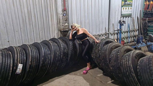 Dilansir Newsflash, ia sengaja mengecat Scania miliknya dengan warna hot pink untuk representasi dirinya sebagai seorang wanita. Mewakiliki perjalanan wanita sukses yang datang dari antah berantah, dari desa, dan hari ini berhasil, kata Sheila. Foto: Instagram @sheila_bellaver_sb