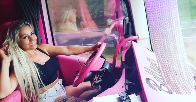 Ibu dua anak tersebut sudah 10 tahun menjadi supir truk. Dan setelah jadi viral, Sheila mulai mendapati komentar-komentar tidak menyenangkan mengenai penampilannya yang seksi dan glamour untuk seorang supir truk. Mengenai hal itu ia tidak mau ambil pusing. Aku tidak di sini untuk berkelahi. Aku di sini untuk membuat sejarah, ujarnya. Foto: Instagram @sheila_bellaver_sb