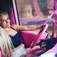 Ibu dua anak tersebut sudah 10 tahun menjadi supir truk. Dan setelah jadi viral, Sheila mulai mendapati komentar-komentar tidak menyenangkan mengenai penampilannya yang seksi dan glamour untuk seorang supir truk. Mengenai hal itu ia tidak mau ambil pusing. Aku tidak di sini untuk berkelahi. Aku di sini untuk membuat sejarah, ujarnya. Foto: Instagram @sheila_bellaver_sb