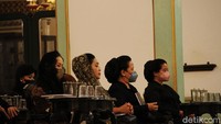 Selain kerabat, sejumlah tokoh juga hadir dalam acara peringatan 40 hari wafatnya KGPAA Mangkunegara IX.