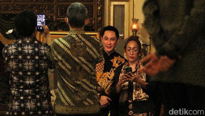 Sukmawati-Titiek Soeharto Hadiri Peringatan 40 Hari Wafatnya Mangkunegara IX Pura Mangkunegaran menggelar peringatan 40 hari wafatnya KGPAA Mangkunegara IX. Selain kerabat, sejumlah tokoh hadir dalam acara malam hari ini, Senin (20/9/2021). Tampak mantan istri mendiang Mangkunegara IX, Sukmawati Soekarnoputri hadir dan duduk di kursi deretan kedua. Tokoh lain yang hadir, antara lain Akbar Tandjung, Nina Akbar Tandjung, Titiek Soeharto hingga Rektor Universitas Sebelas Maret (UNS) Jamal Wiwoho.