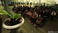 Para tamu tampak sudah hadir di lokasi pada pukul 19.00 WIB. Mereka mengikuti tahlilan di Pringgitan dan bagian utara pendopo.