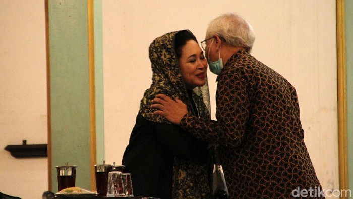 Sukmawati-Titiek Soeharto Hadiri Peringatan 40 Hari Wafatnya Mangkunegara IX Pura Mangkunegaran menggelar peringatan 40 hari wafatnya KGPAA Mangkunegara IX. Selain kerabat, sejumlah tokoh hadir dalam acara malam hari ini, Senin (20/9/2021). Tampak mantan istri mendiang Mangkunegara IX, Sukmawati Soekarnoputri hadir dan duduk di kursi deretan kedua. Tokoh lain yang hadir, antara lain Akbar Tandjung, Nina Akbar Tandjung, Titiek Soeharto hingga Rektor Universitas Sebelas Maret (UNS) Jamal Wiwoho.