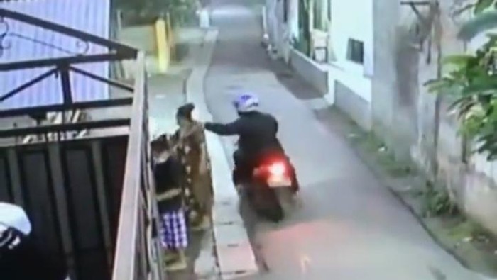 Tangkapan layar video korban dijambret saat belanja sayuran