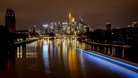 Tak hanya bulan purnama, lansekap keindahan Jerman juga terlihat dari warna-warni lampu yang menghiasi kota Frankfurt.