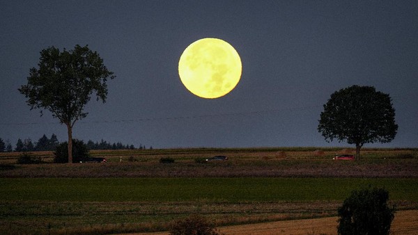 Terpesona Keindahan Bulan Purnama di Langit Jerman