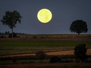 Terpesona Keindahan Bulan Purnama di Langit Jerman