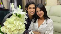 Mesra banget kan? Ini momen ketika Teuku Rassya merayakan hari ulang tahun sang kekasih. Foto: dok. Instagram/teukurassya