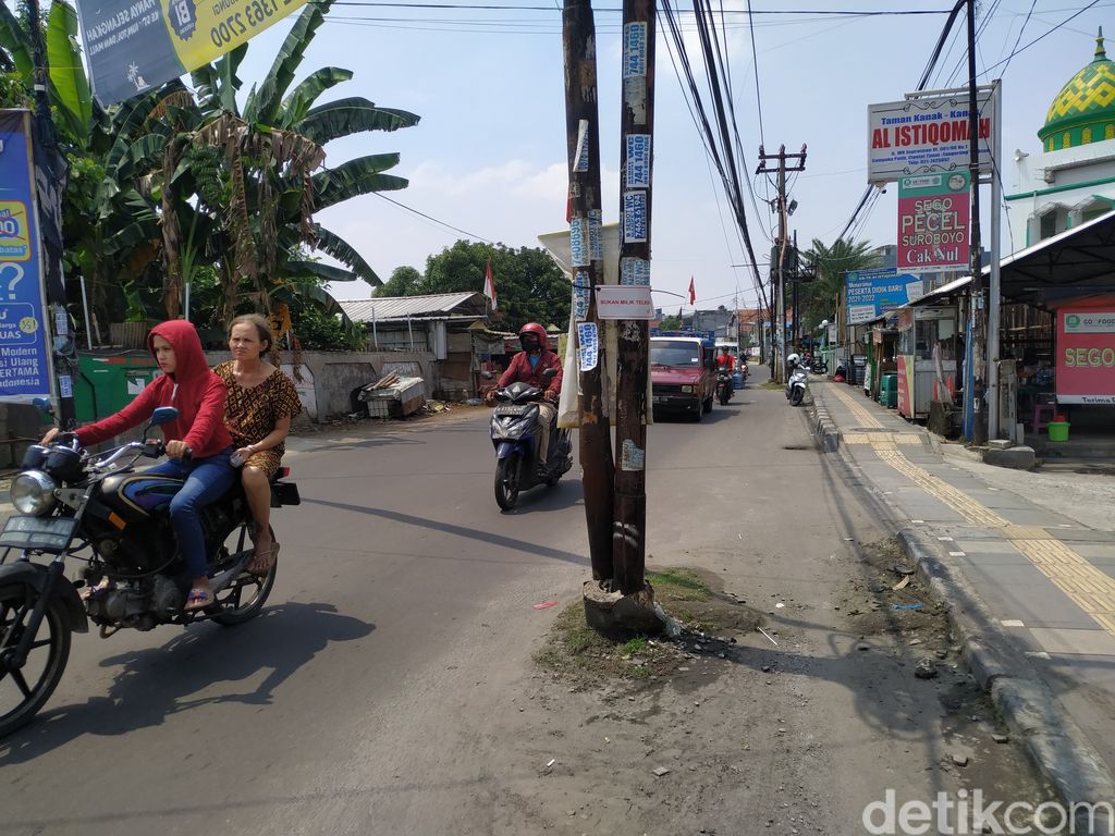 Tiang-tiang masih berdiri di Jl WR Supratman Tangsel, meski deadline lewat sehari. 21 September 2021. (Athika Rahma/detikcom)