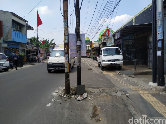 Tiang-tiang masih berdiri di Jl WR Supratman Tangsel, meski deadline lewat sehari. 21 September 2021. (Athika Rahma/detikcom)
