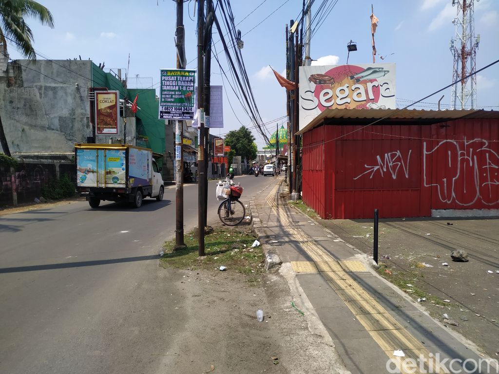 Tiang-tiang masih berdiri di Jl WR Supratman Tangsel, meski deadline lewat sehari. 21 September 2021. (Athika Rahma/detikcom)
