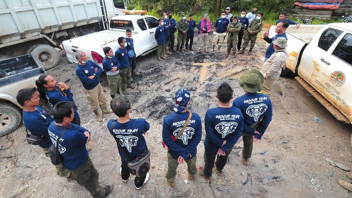 Koordinator Tim Rescue Albert Tetanus (kedua kanan) memimpin rapat pemantapan memasuki hari kedua evakuasi atau translokasi seekor anak gajah Sumatera (Elephas maximus sumatranus) korban jerat di Desa Penyangga Taman Nasional Bukit Tigapuluh, Bentang Alam Bukit Tigapuluh, Tebo, Jambi.