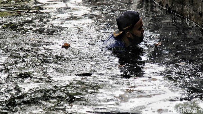 Antisipasi banjir saat musim hujan terus dilakukan di Jakarta. Kali ini, tim gabungan TNI AL Lantamal 3 dan Pemkot Jakarta Utara membersihkan saluran air di kawasan Ancol.
