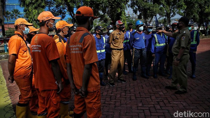 TNI AL Turun Tangan Bantu Bersihkan Got di Jakarta Antisipasi banjir saat musim hujan terus dilakukan di Jakarta. Kali ini, tim gabungan TNI AL Lantamal 3 dan Pemkot Jakarta Utara membersihkan saluran air di kawasan Ancol.