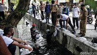 Tim gabungan membersihkan saluran air di kawasan Jalan Gunung Sahari Raya, Ancol, Jakarta Utara, Selasa (21/9/2021).
