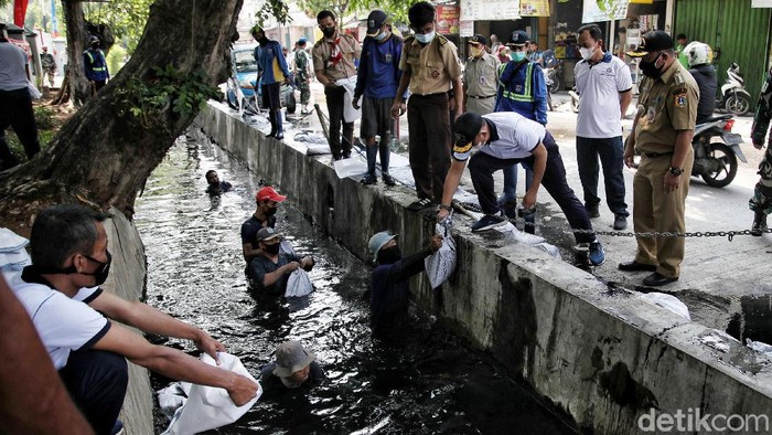 Antisipasi banjir saat musim hujan terus dilakukan di Jakarta. Kali ini, tim gabungan TNI AL Lantamal 3 dan Pemkot Jakarta Utara membersihkan saluran air di kawasan Ancol.