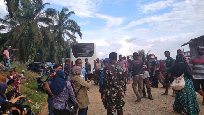 TNI AU dan Komnas PA evakuasi anak-anak korban konflik pekerja kebun dan perusahaan di Kampar, Riau