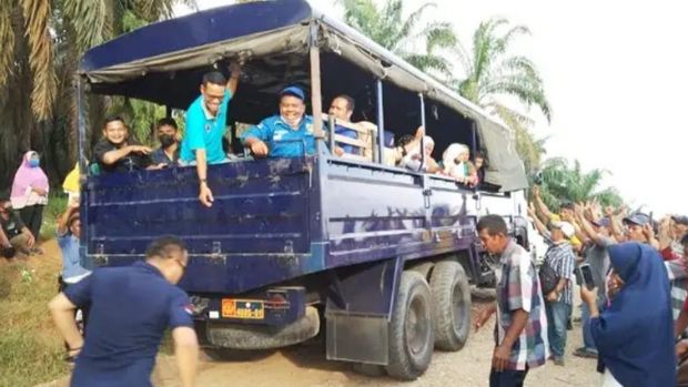 TNI AU dan Komnas PA evakuasi anak-anak korban konflik pekerja kebun dan perusahaan di Kampar, Riau