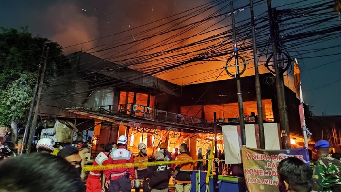 Toko swalayan di Jl Cilandak KKO terbakar.