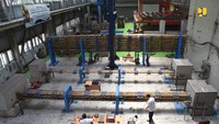 Pengujian dilakukan untuk mempersiapkan bahan bambu yang akan digunakan sebagai konstruksi matras untuk mempercepat waktu konsolidasi pada tanah di lokasi konstruksi Jalan Tol Semarang-Demak. Perbaikan kondisi tanah (soil improvement) melalui konstruksi matras bambu dilakukan karena konstruksi tanggul laut yang terintegrasi dengan jalan tol ini akan dibangun di atas tanah dengan klasifikasi very soft soil, jelas Kepala Balai Bahan dan Struktur Bangunan Gedung Ferri Eka Putra dalam keterangan tertulis, Senin (20/8/2021).Foto: Dok. Kementerian PUPR