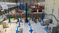 Balai Bahan dan Struktur Bangunan Gedung, Direktorat Bina Teknik Permukiman dan Perumahan, Direktorat Jenderal Cipta Karya melaksanakan pengujian untuk mengukur kelayakan bahan bambu sebagai suatu sistem matras guna meningkatkan daya dukung tanah dasar di lokasi konstruksi Jalan Tol Semarang-Demak.Foto: Dok. Kementerian PUPR