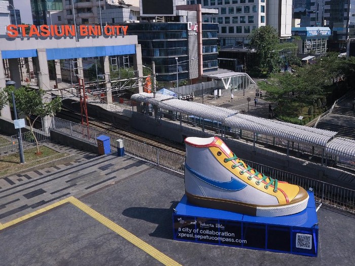 Tugu Sepatu Compass yang jadi korban vandalisme. (Foto: Dok. Compass x BCA) Tugu Sepatu Compass yang jadi korban vandalisme. (Foto: Dok. Compass x BCA)