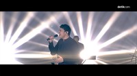 Dalam konser semalam, ia membawakan lagu-lagu dari album Gajah. Foto: dok. Screenshot Tulus - Terlalu Rindu