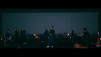 Tidak hanya itu, ia juga menyanyikan Jangan Cintai Aku Apa Adanya, Satu Hari di Bulan Juni, hingga Lagu Untuk Matahari. Foto: dok. Screenshot Tulus - Terlalu Rindu