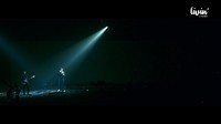 Dalam konser semalam, Tulus sekaligus membawakan single yang ia rilis pada 2020 berjudul Adaptasi. Ia menyanyikannya dengan aransemen baru. Foto: dok. Screenshot Tulus - Terlalu Rindu