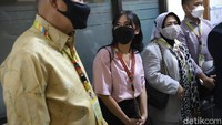 Tyna Kanna didampingi saat hadir ke sidang perdana cerainya dengan Kenang Mirdad. Foto: Palevi/detikhot