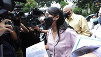 Tyna Kanna Mirdad juga sedikit berbicara saat ditanya soal perceraiannya dengan Kenang Mirdad.  Foto: Palevi/detikhot