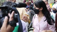 Tyna Kanna tak banyak berkomentar kepada media, ia cuma meminta doa. Foto: Noel/detikhot