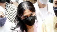 Tyna Kanna hadir dengan kemeja merah muda dan masker hitam. Foto: Noel/detikhot