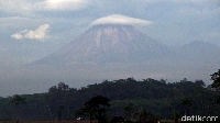 Uniknya Gunung Semeru 'Bertopi' Awan