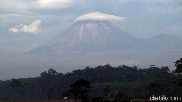 Fenomena unik terlihat di gunung Semeru yang berada di Lumajang Jawa Timur. Gunung Semeru terlihat bertopi awan pada pukul sekitar 06.30 WIB.
