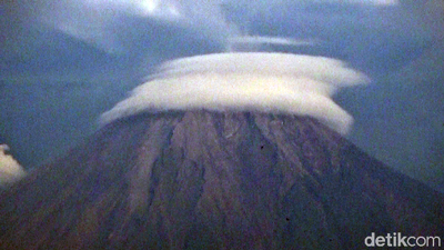 Uniknya Gunung Semeru Bertopi Awan